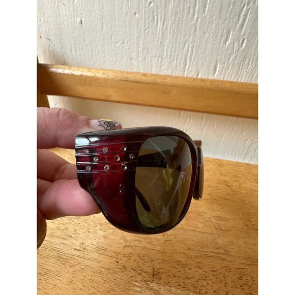 Women’s Sunglasses with Small Jewels - Picture 3 of 8